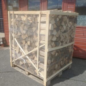 Kiln dried Red Oak logs 1.5 cubic meters stacked in a crate