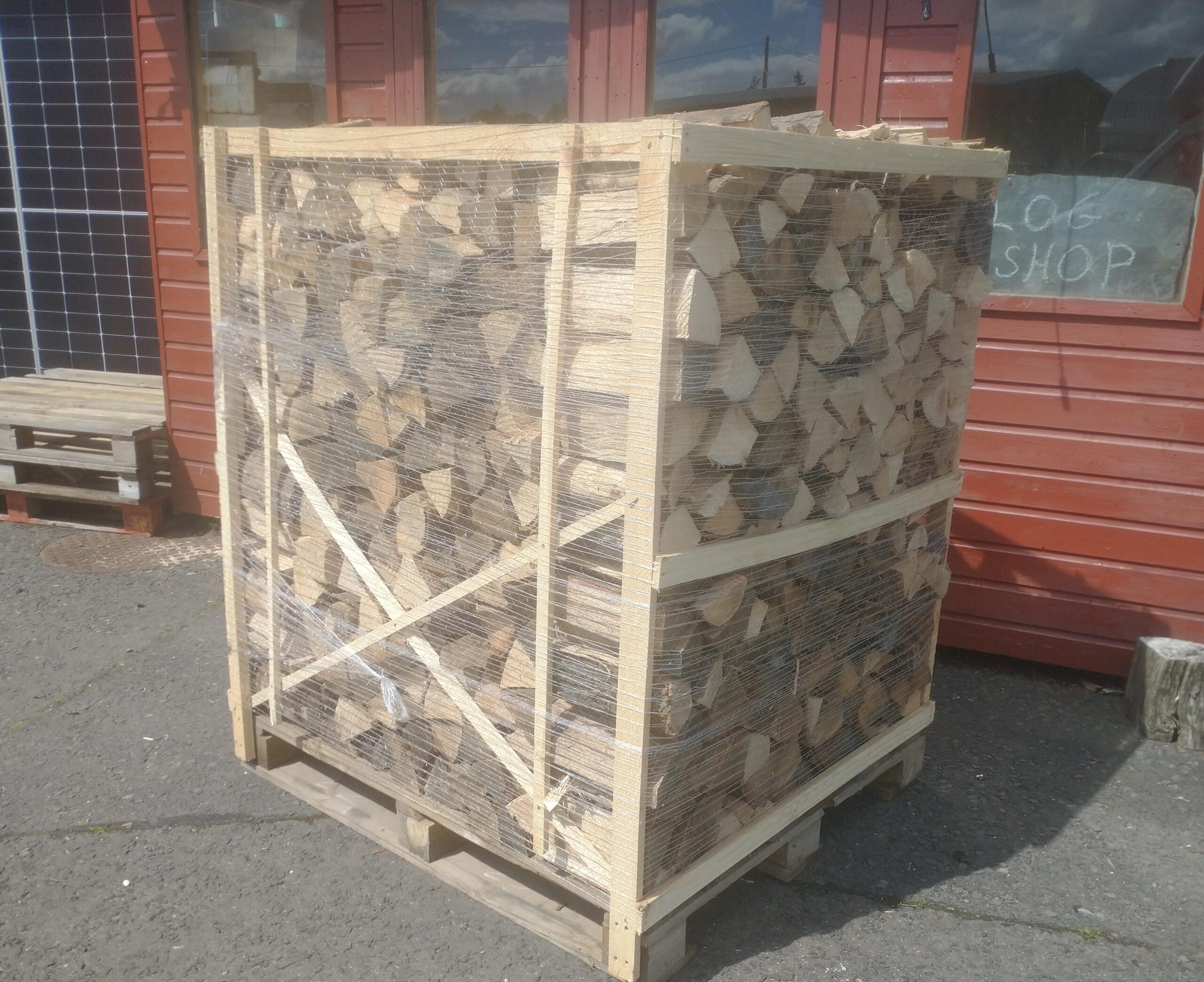Kiln dried Red Oak logs 1.5 cubic meters stacked in a crate